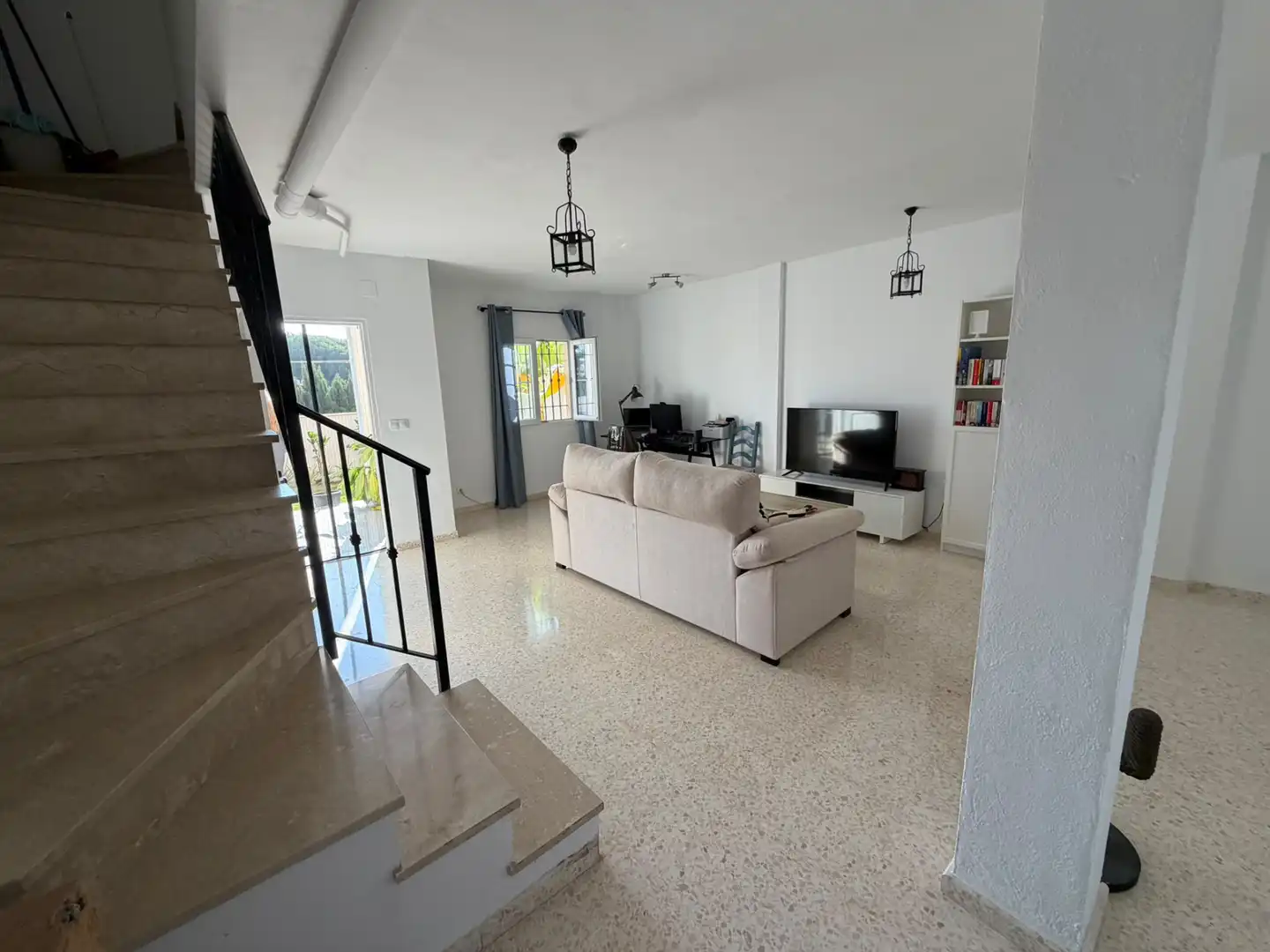 Sala d'estar de Casa adosada en venda en La Línea de la Concepción amb Moblat