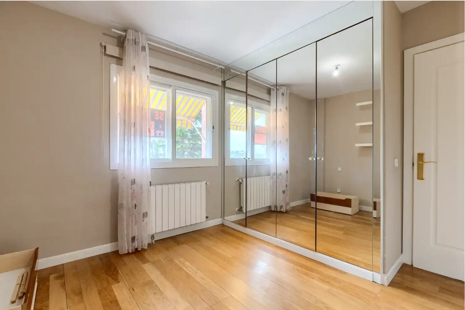 Habitación de Casa adosada en venta en Ciudalcampo con Aire acondicionado, Calefacción y Jardín privado