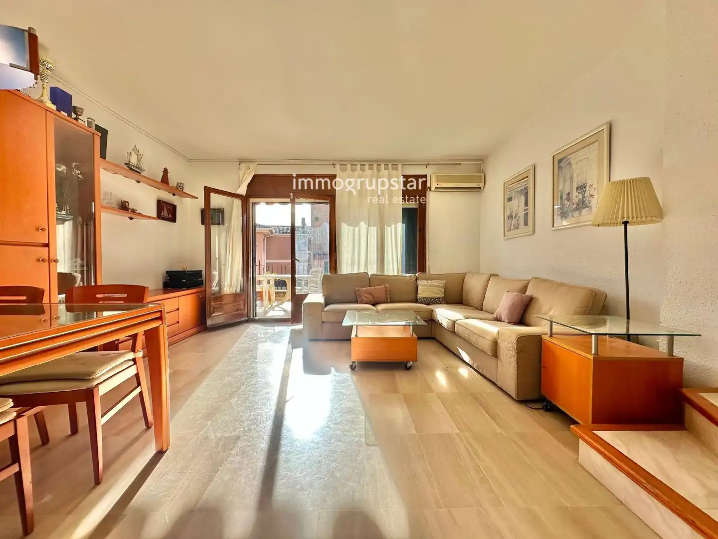 Wohnzimmer von Einfamilien-Reihenhaus zum Verkauf in Castell d'Aro, Platja d'Aro i s'Agaró mit Heizung, Privatgarten und Terrasse