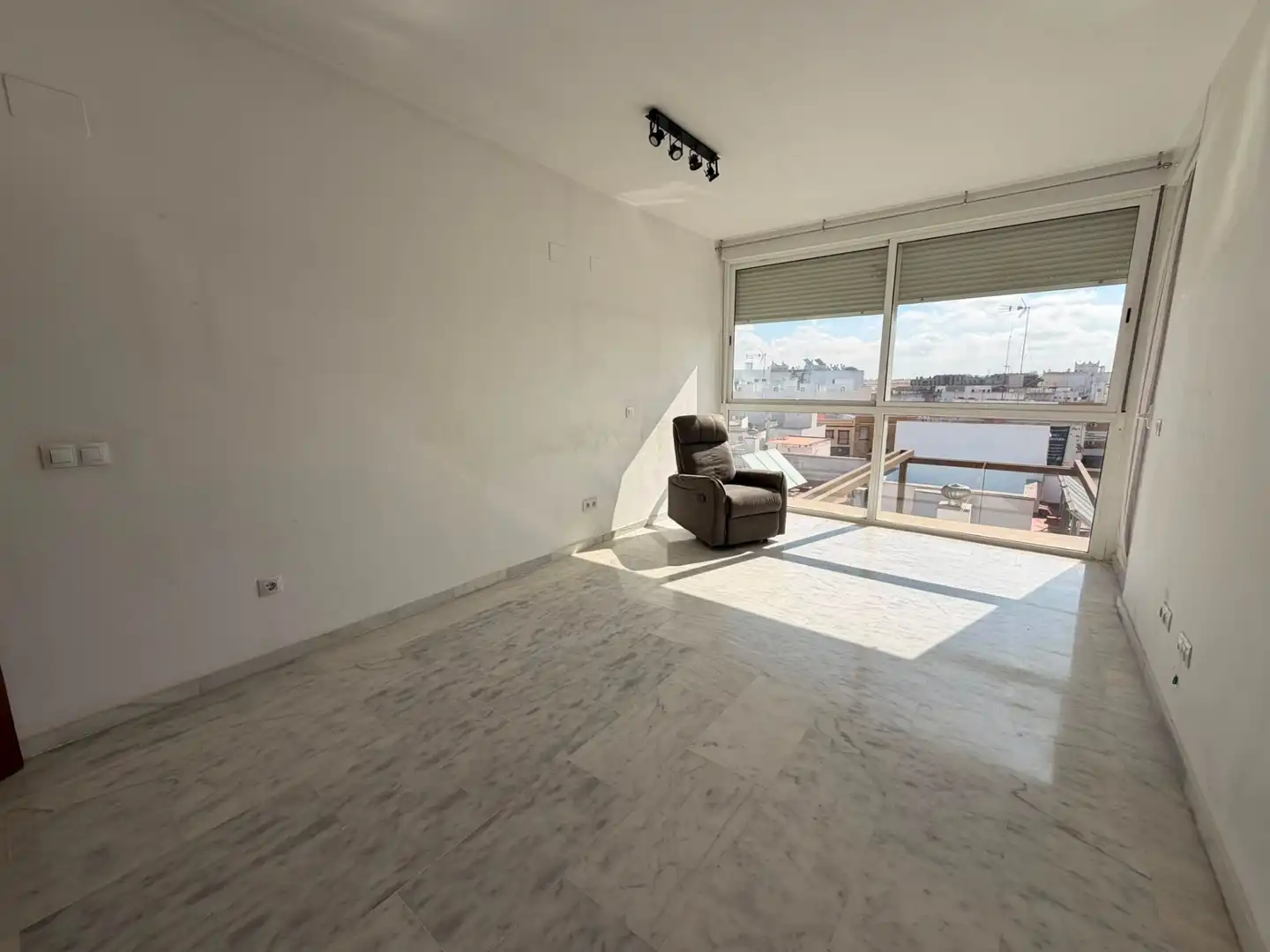Sala de estar de Piso en venta en Sevilla con Aire acondicionado, Terraza y Piscina