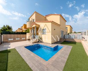 Vista exterior de Casa o xalet en venda en Cambrils amb Aire condicionat, Terrassa i Piscina