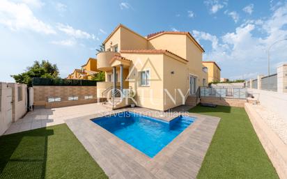 Vista exterior de Casa o xalet en venda en Cambrils amb Aire condicionat, Terrassa i Piscina