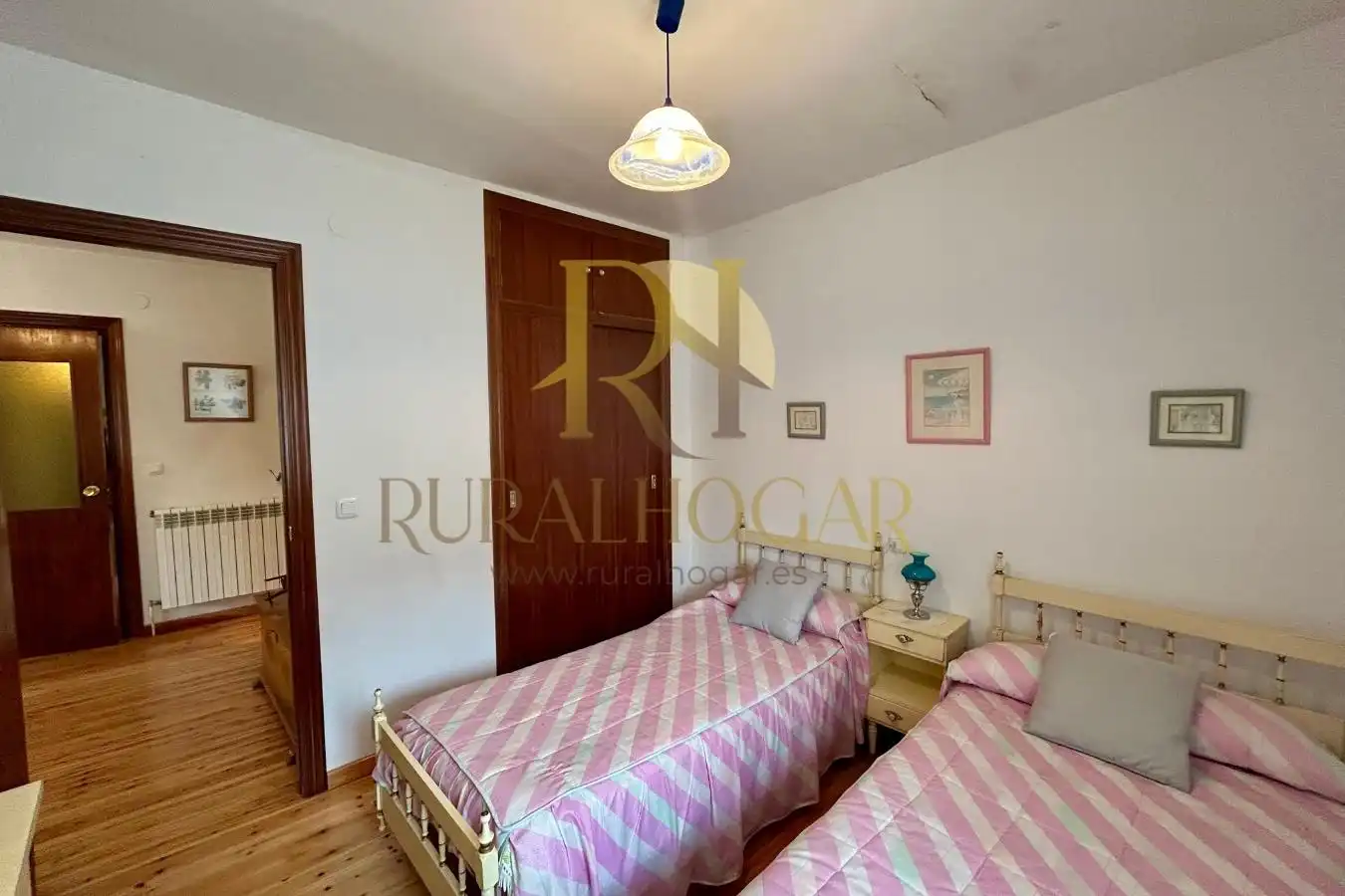 Habitación de Casa adosada en venta en Cabrillanes con Calefacción, Jardín privado y Amueblado