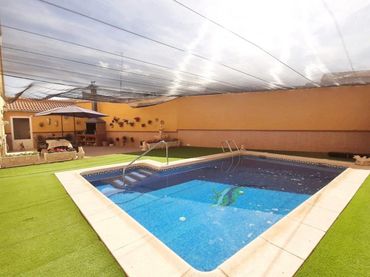 House with pool for sale in Valdepeñas
