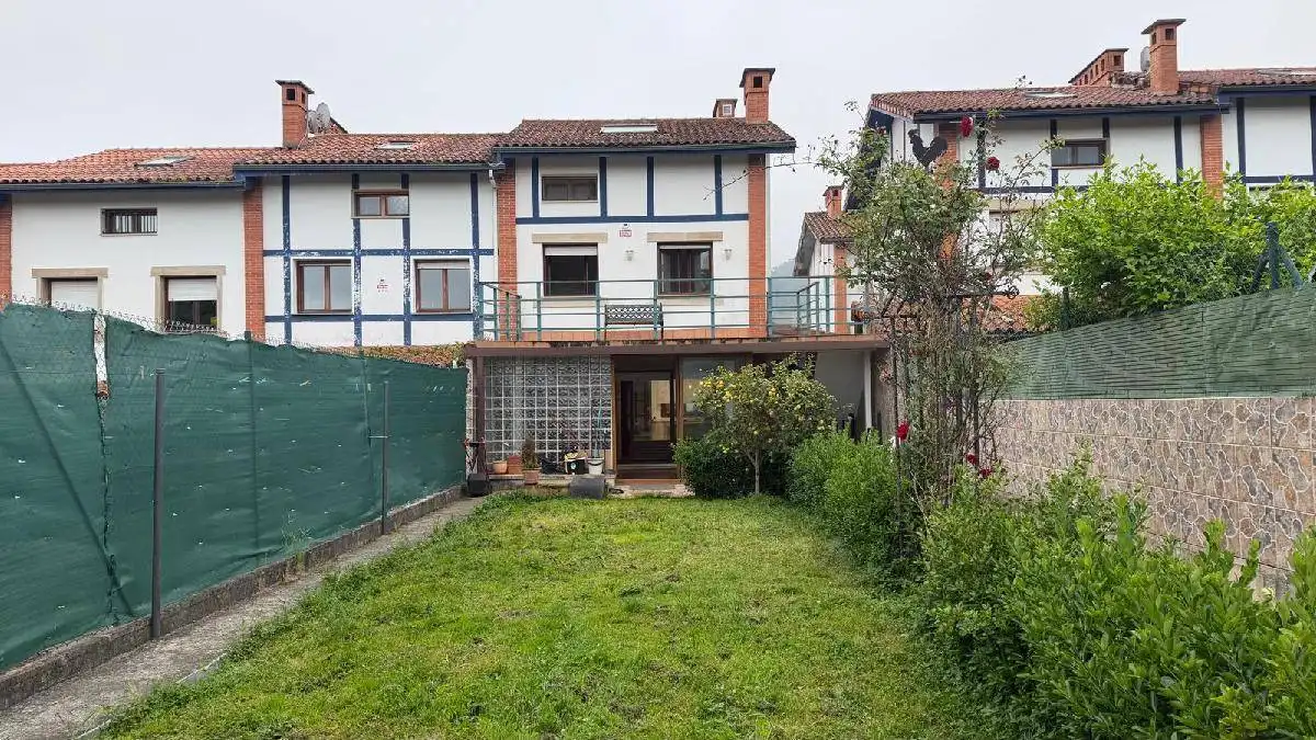 Vista exterior de Casa o xalet en venda en Castro-Urdiales amb Calefacció, Jardí privat i Terrassa