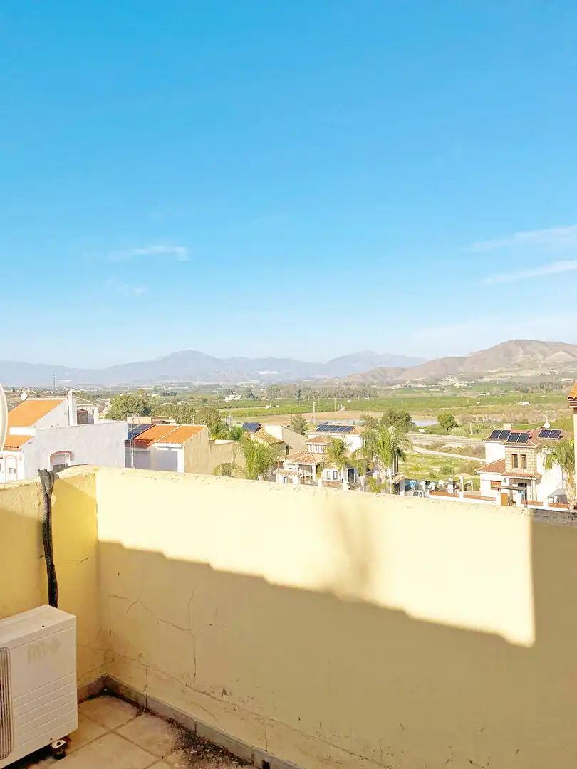 Vista exterior de Casa adosada en venda en Cártama amb Aire condicionat, Terrassa i Piscina comunitària