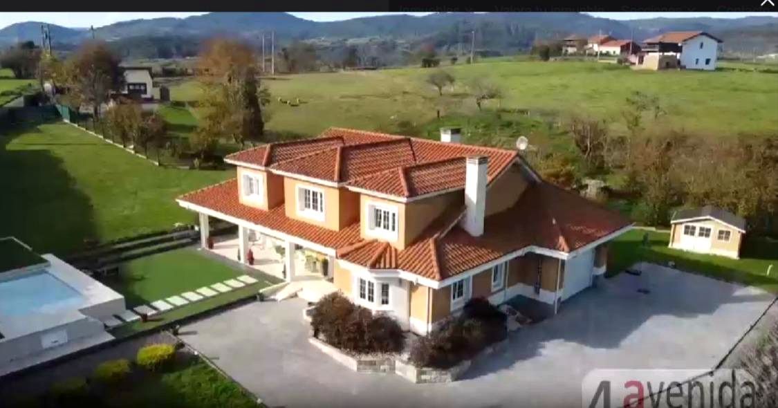 Vista exterior de Casa o xalet en venda en Las Regueras   amb Calefacció, Jardí privat i Piscina