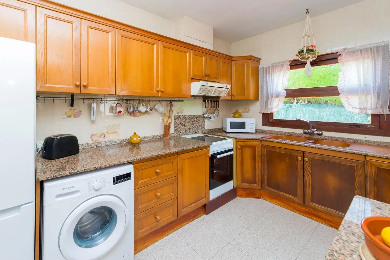 Cuina de Casa o xalet en venda en Benicasim / Benicàssim amb Jardí privat, Terrassa i Traster