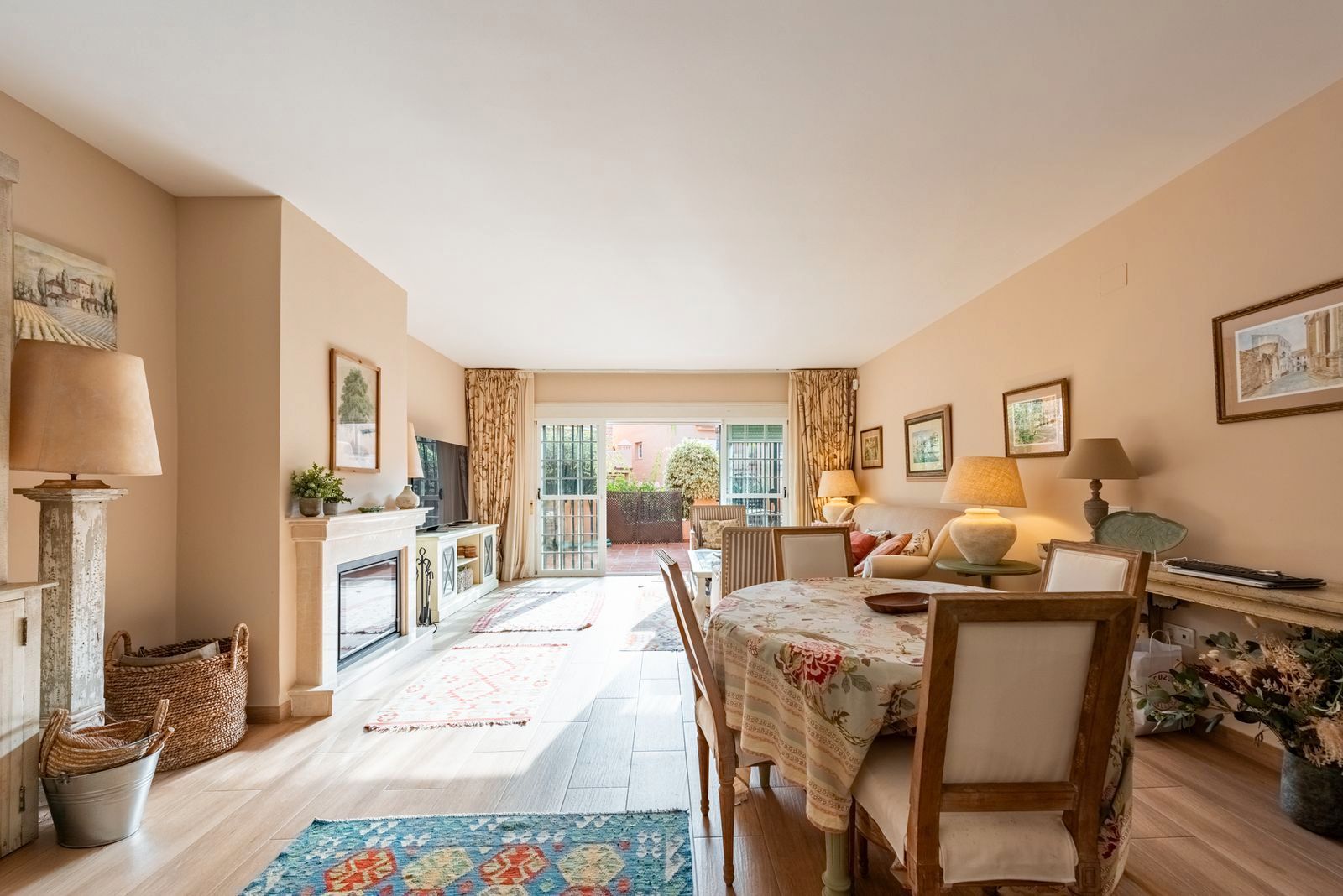 Sala d'estar de Casa adosada en venda en Marbella amb Aire condicionat, Terrassa i Piscina comunitària