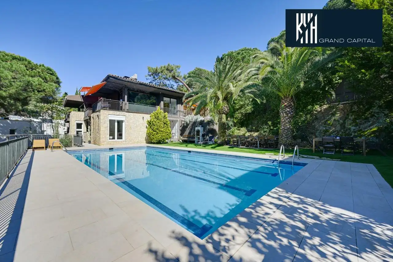 Detached house with pool for sale in Carrer Carrer Alexandria, imagen 3