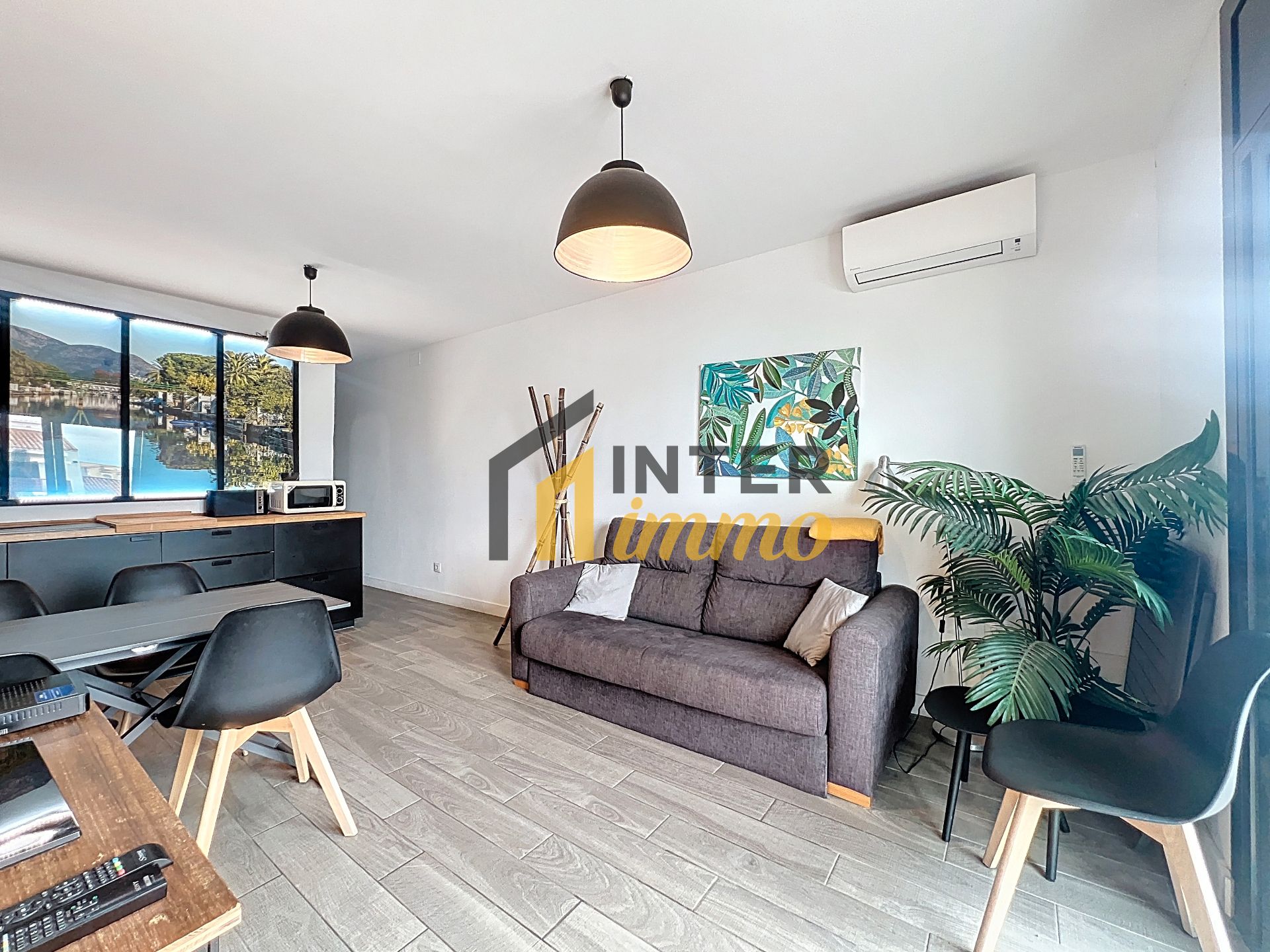 Sala d'estar de Apartament en venda en Empuriabrava amb Aire condicionat, Terrassa i Moblat
