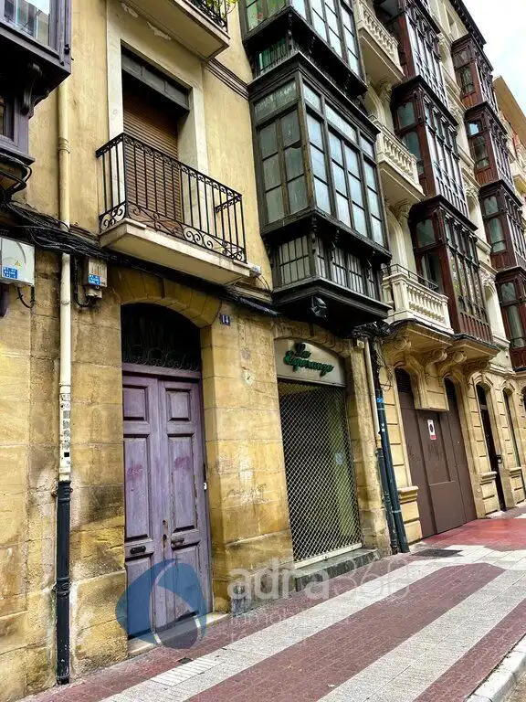 Local comercial de lloguer a General Vara De Rey, imagen 2