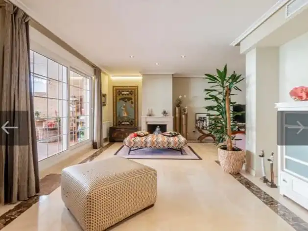 Sala d'estar de Casa o xalet en venda en Las Rozas de Madrid amb Aire condicionat i Terrassa