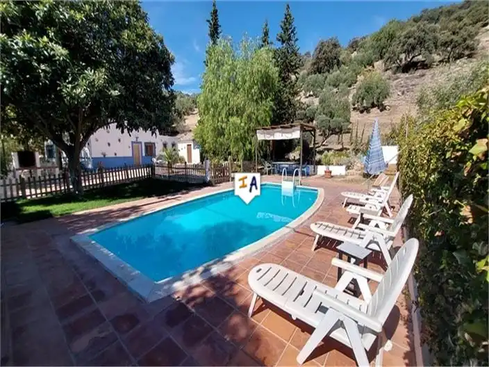 Casa rústica amb piscina en venda a Iznájar