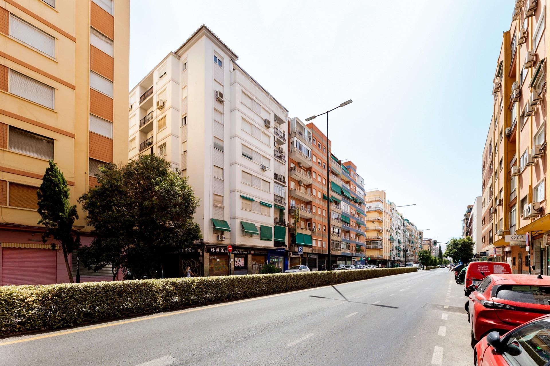 Vista exterior de Pis en venda en  Granada Capital amb Calefacció i Balcó