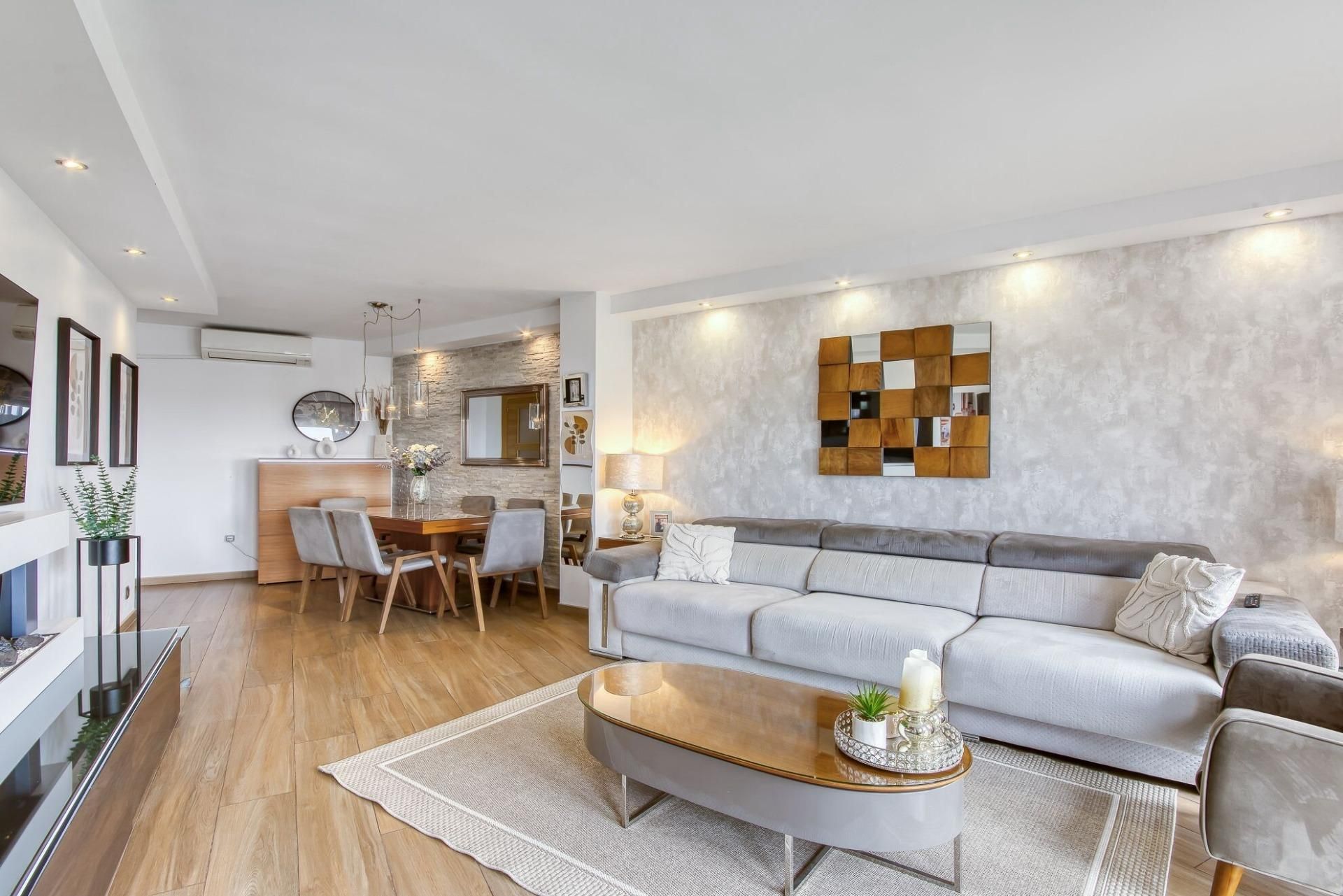 Living room of Flat for sale in Figueres  with Air Conditioner, Parquet flooring and Balcony