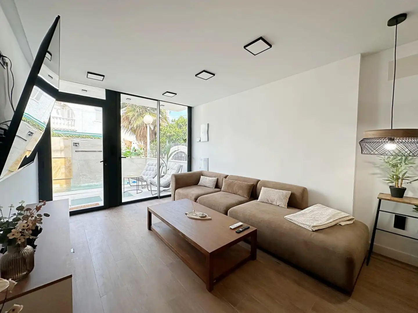 Sala d'estar de Finca rústica en venda en Torrevieja amb Calefacció, Piscina i Moblat