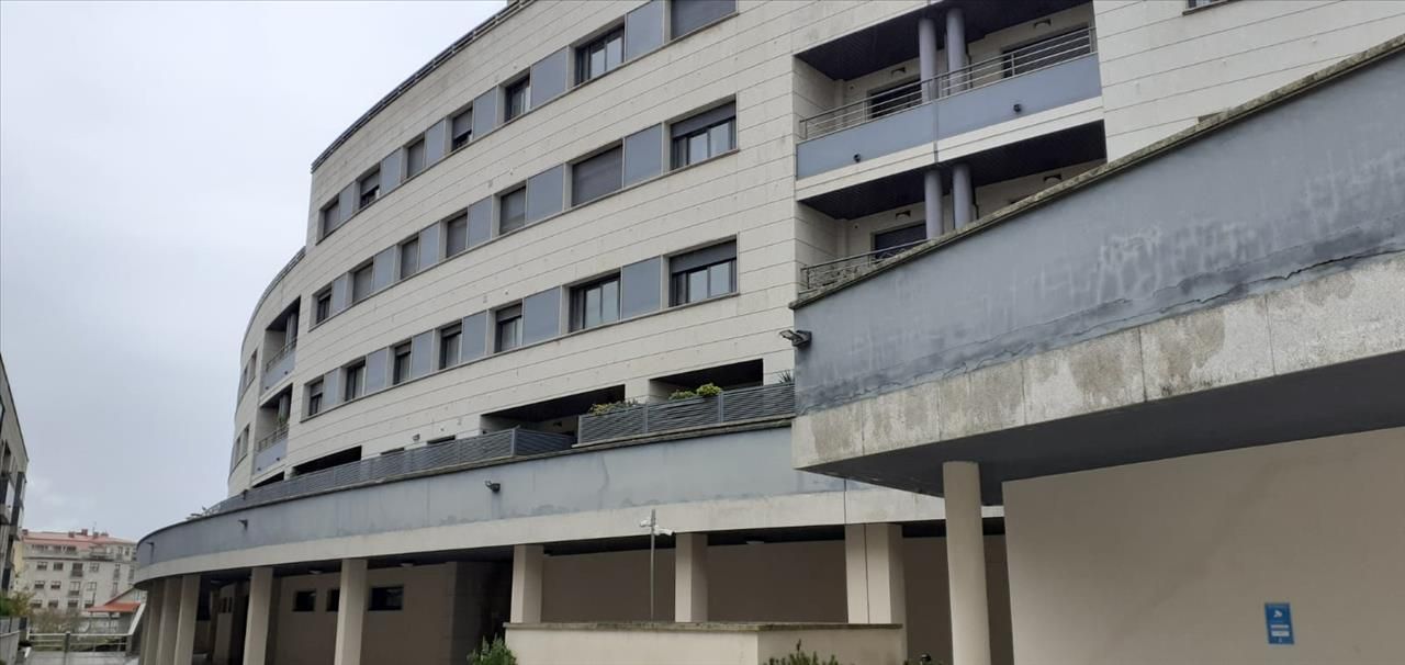 Vista exterior de Edifici en venda en Poio