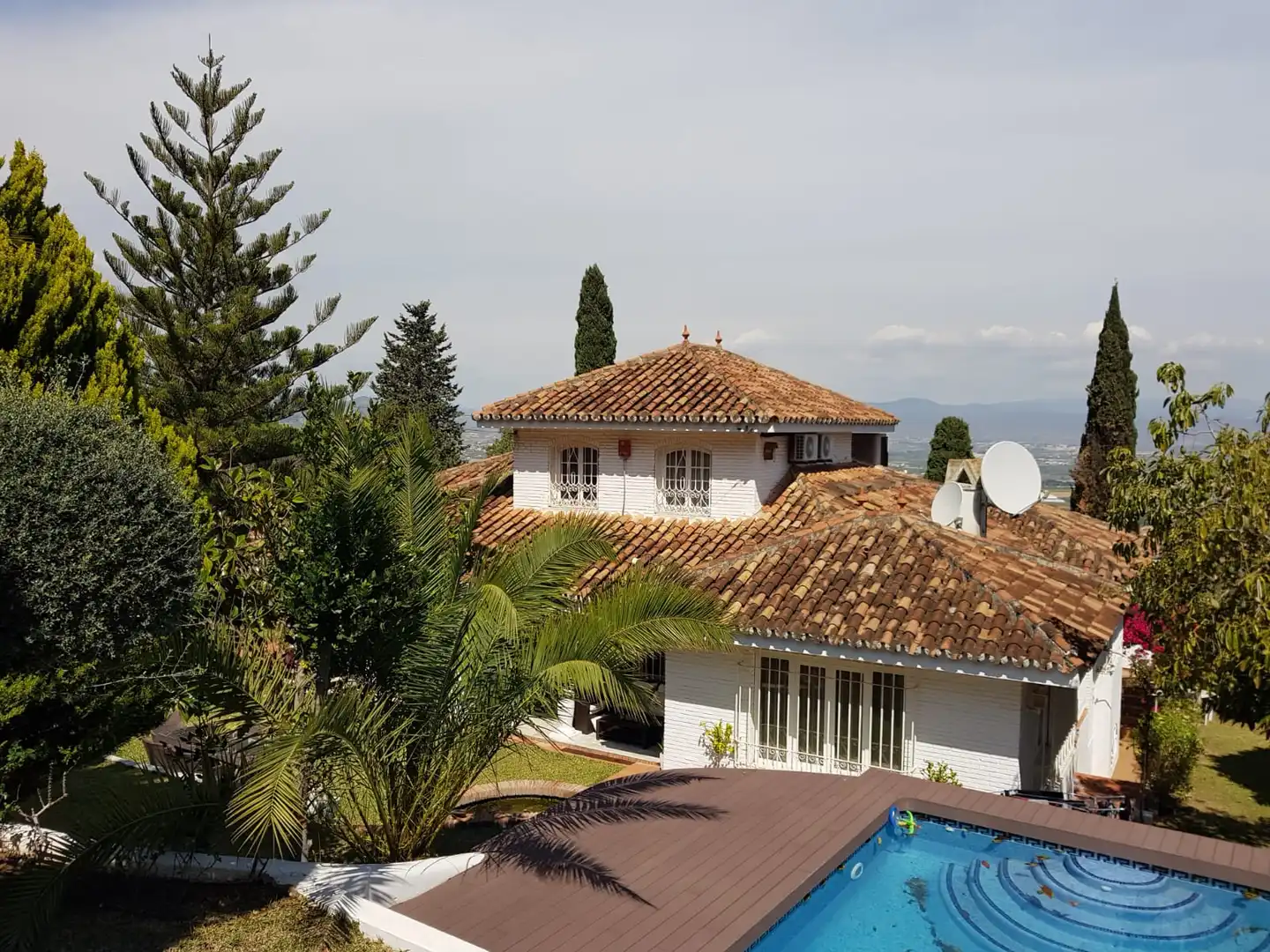 Vista exterior de Casa o xalet en venda en Alhaurín de la Torre amb Aire condicionat, Jardí privat i Terrassa