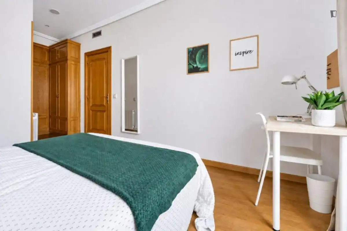 Dormitori de Casa o xalet per a compartir en Madrid amb Calefacció, Moblat i Forn