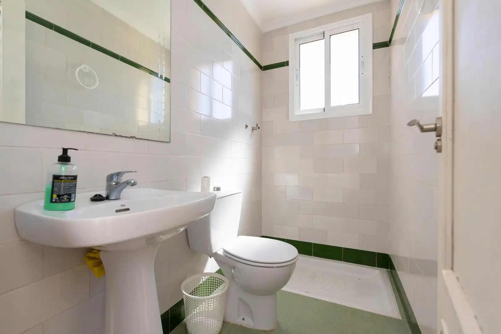 Baño de Casa o chalet en venta en La Puebla del Río con Terraza, Trastero y Piscina
