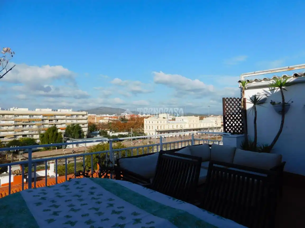 Terrasse von Dachboden zum Verkauf in Vilanova i la Geltrú mit Parkett, Terrasse und Möbliert