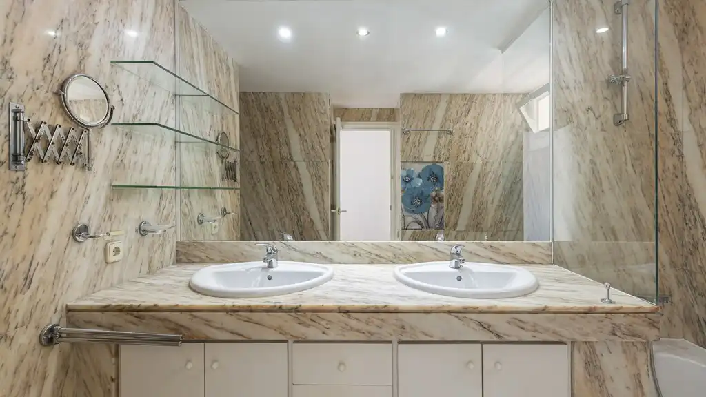 Bathroom of Apartments for sale in Barcelona  with Air Conditioner, Heating and Parquet flooring
