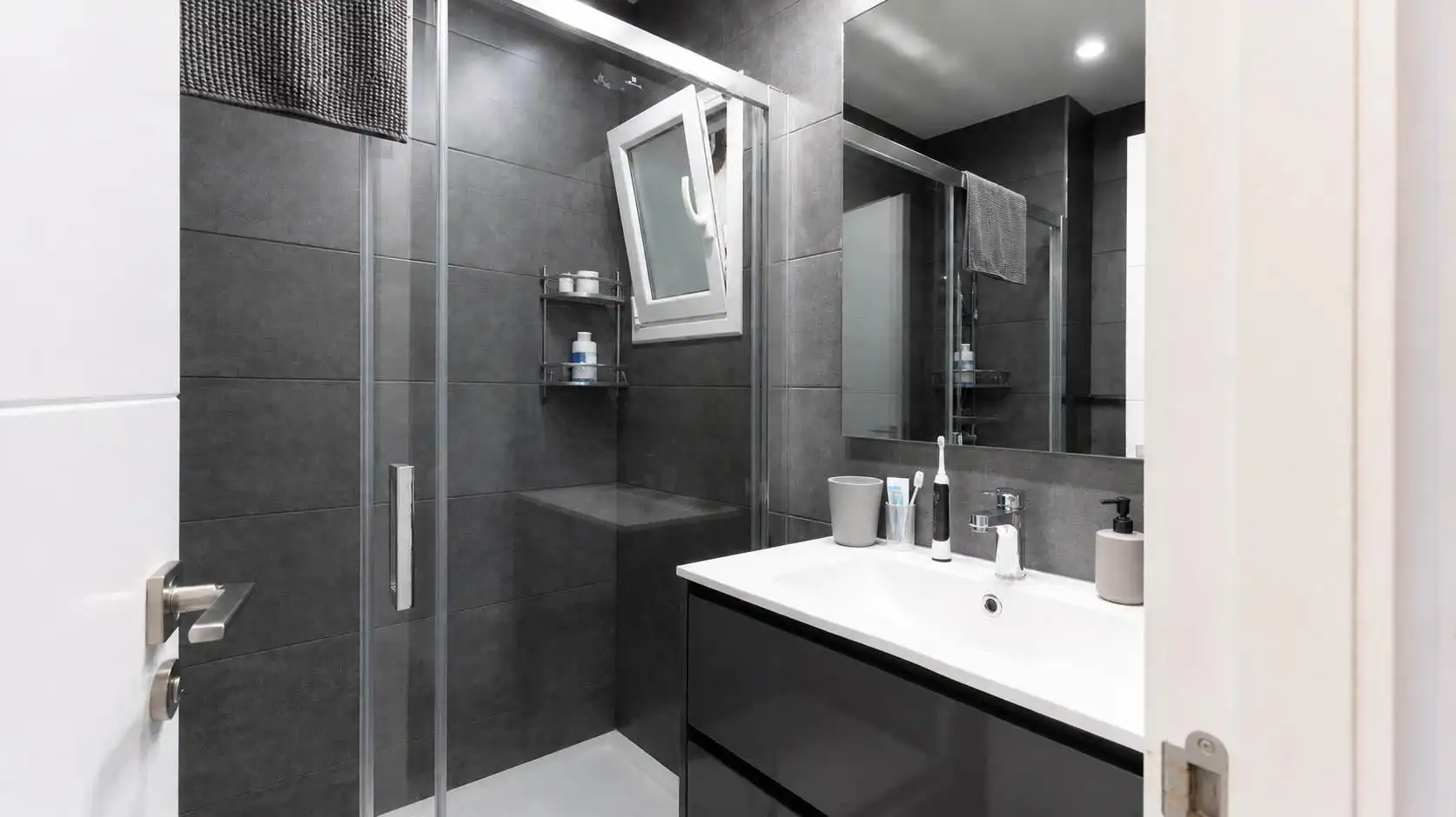 Badezimmer von Wohnung zum Verkauf in Barcelona mit Klimaanlage, Heizung und Privatgarten