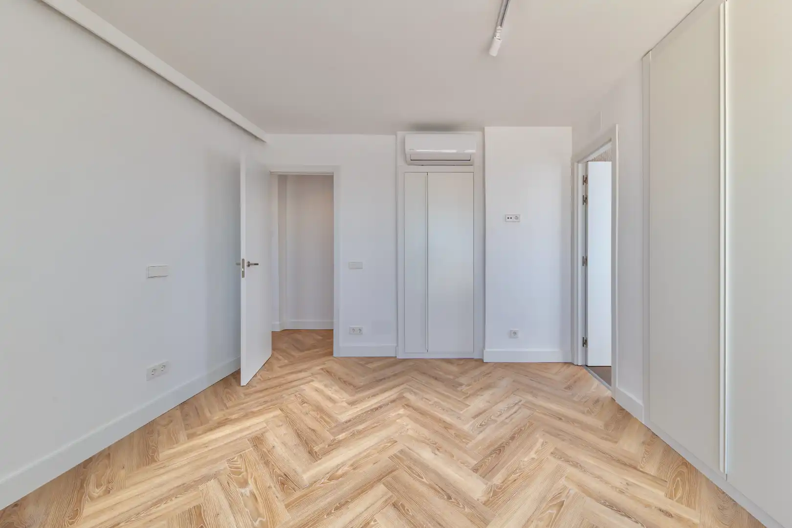 Schlafzimmer von Dachboden zum Verkauf in Madrid mit Klimaanlage, Heizung und Parkett