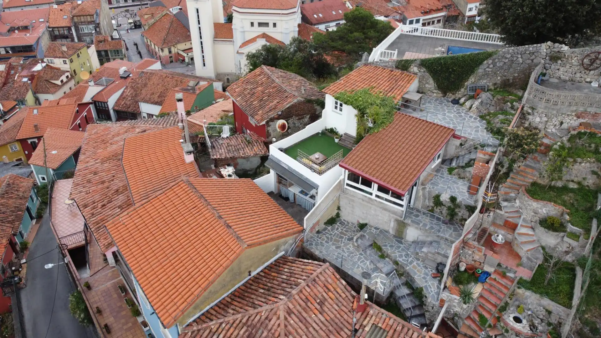 Vista exterior de Casa adosada en venda en Ribadesella amb Calefacció, Terrassa i Traster
