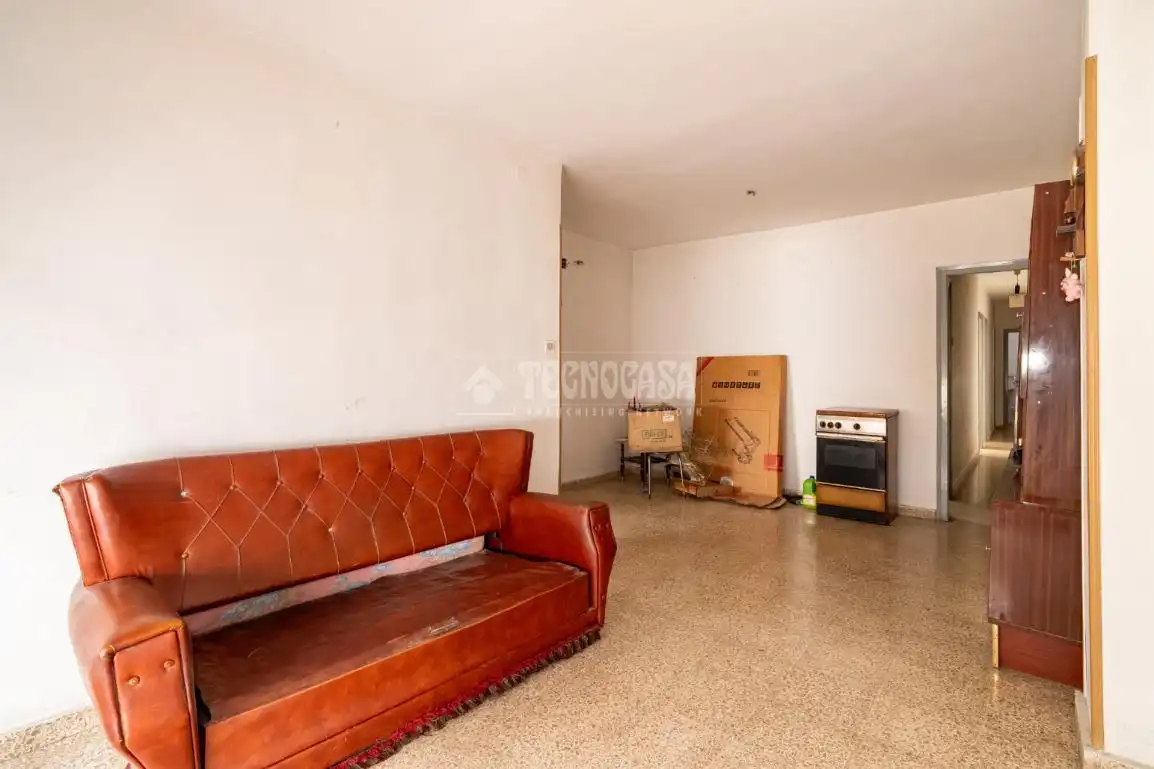 Sala d'estar de Pis en venda en Granada amb Balcó