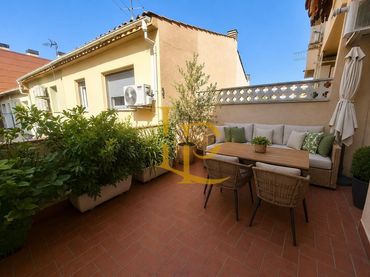 Adosado con balcón en venta en Carrer de la Sínia