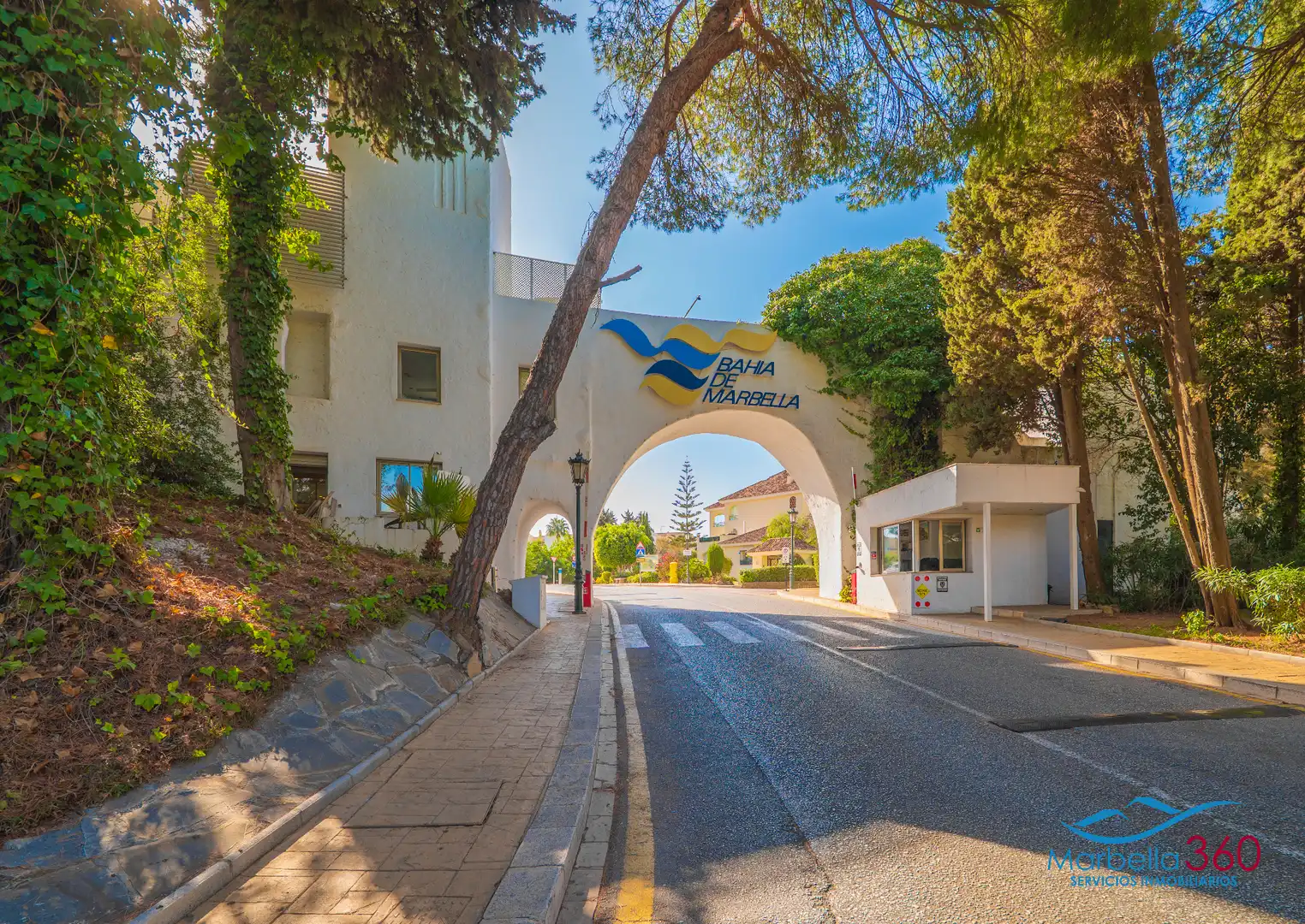 Vista exterior de Casa adosada en venda en Marbella amb Aire condicionat, Jardí privat i Terrassa