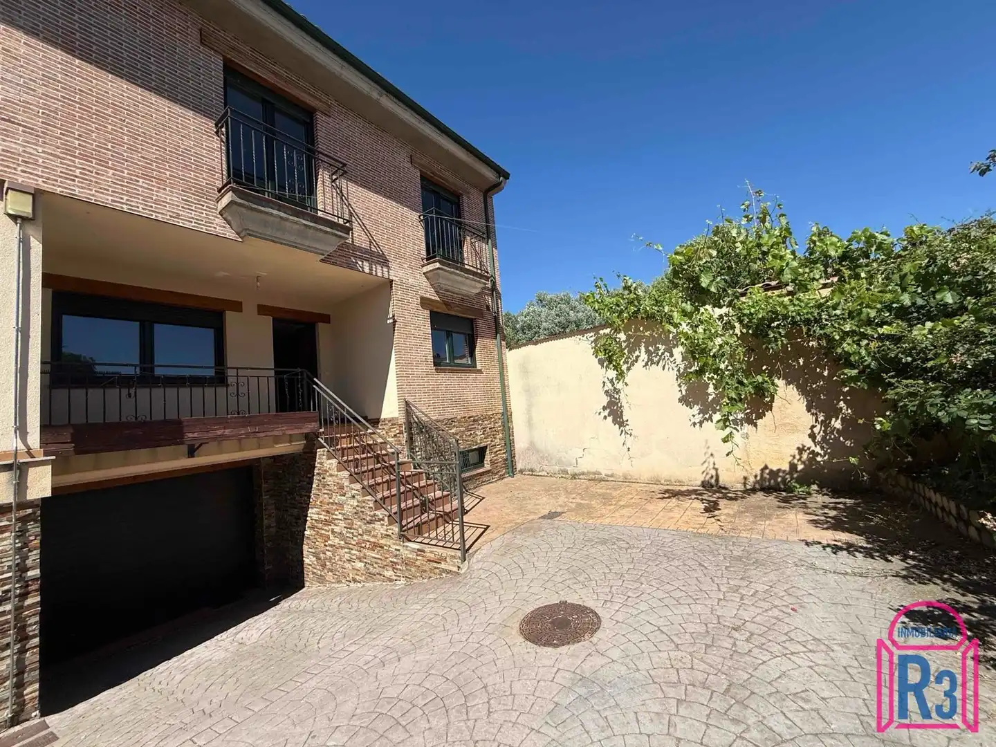 Vista exterior de Casa adosada en venda en Onzonilla amb Calefacció i Traster