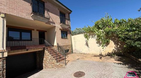 Chalet pareado en urbanización cerrada en Onzonilla con dormitorio en planta baja