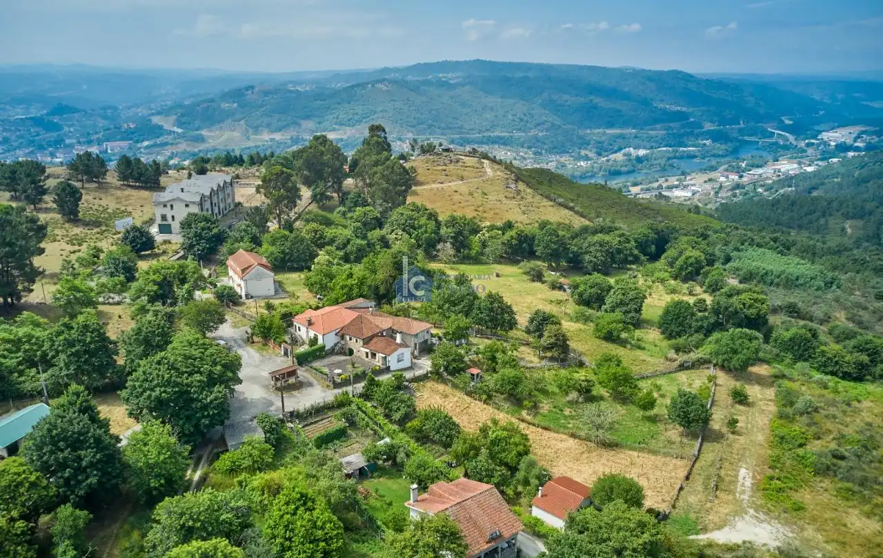 Vista exterior de Casa o xalet en venda en Ourense Capital  amb Calefacció, Jardí privat i Traster