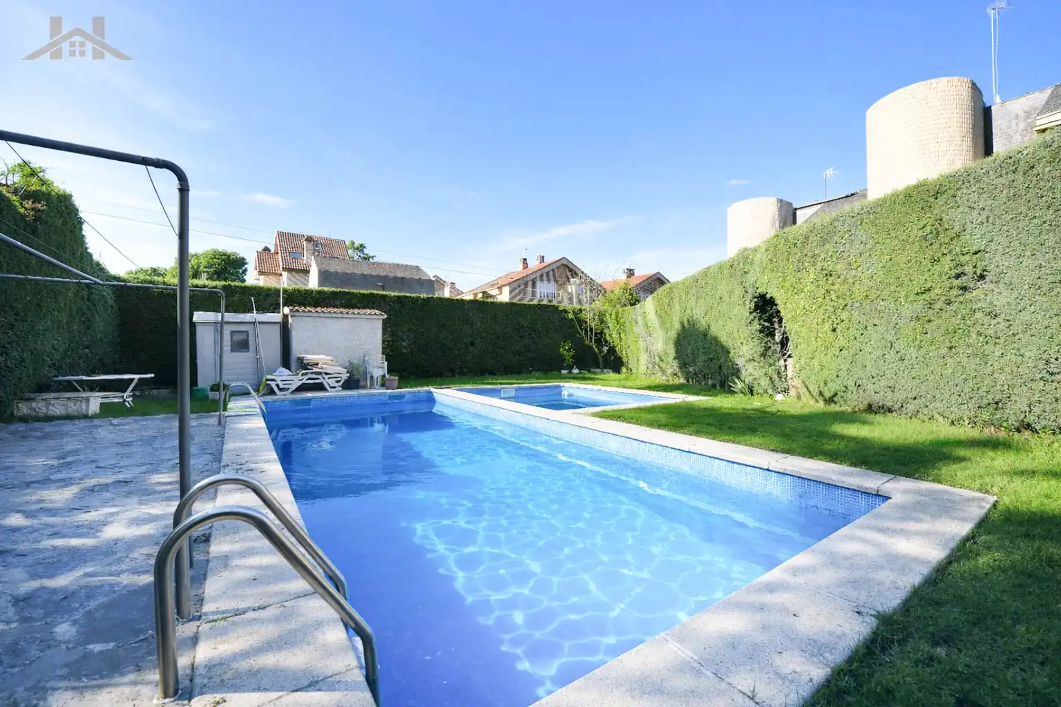 Piscina de Casa adosada en venta en Pozuelo de Alarcón con Aire acondicionado, Calefacción y Jardín privado
