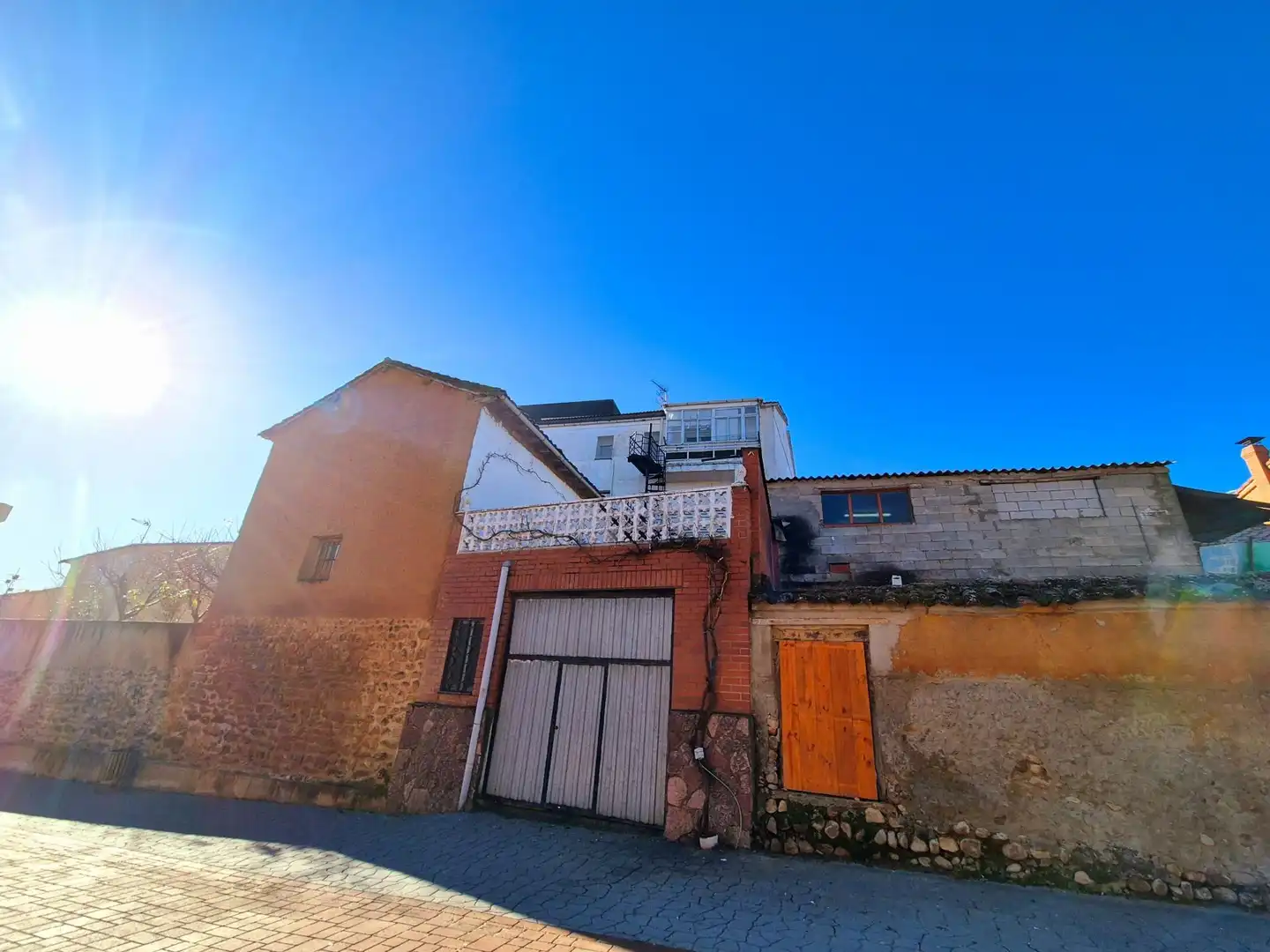 Vista exterior de Pis en venda en Almanza amb Calefacció, Terrassa i Balcó