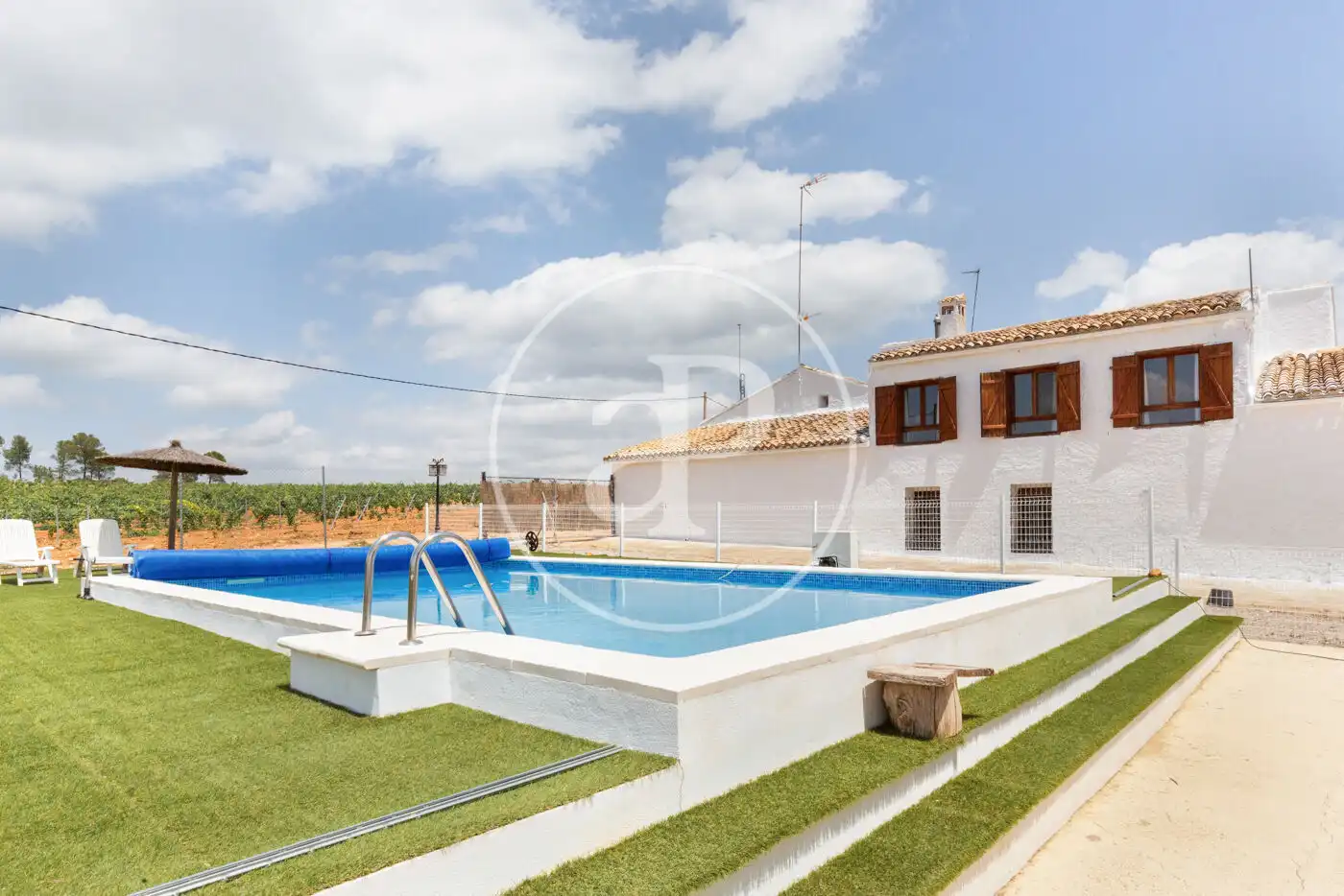 Vista exterior de Finca rústica en venda en Requena amb Aire condicionat, Calefacció i Jardí privat