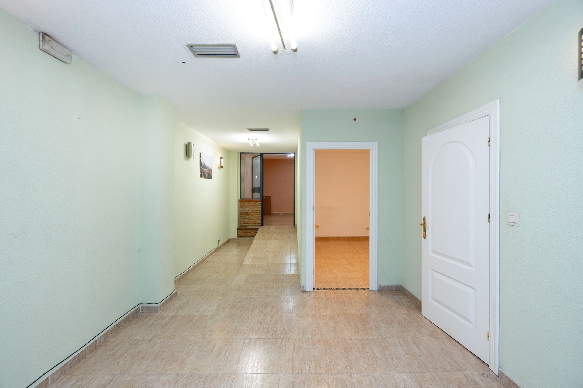 Premises for sale in  Granada Capital  with Air Conditioner