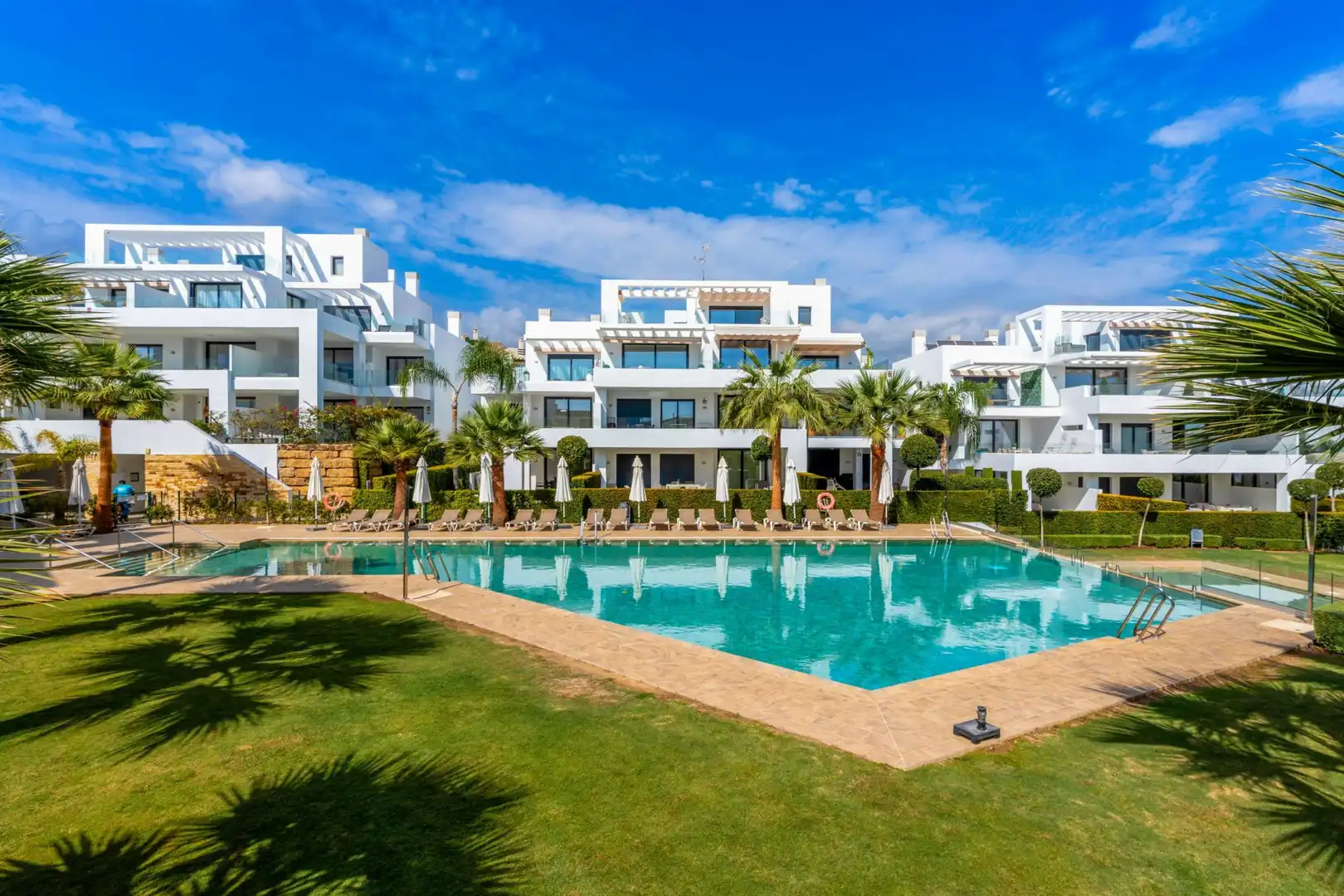 Außenansicht von Wohnungen zum Verkauf in Estepona mit Klimaanlage, Terrasse und Schwimmbad