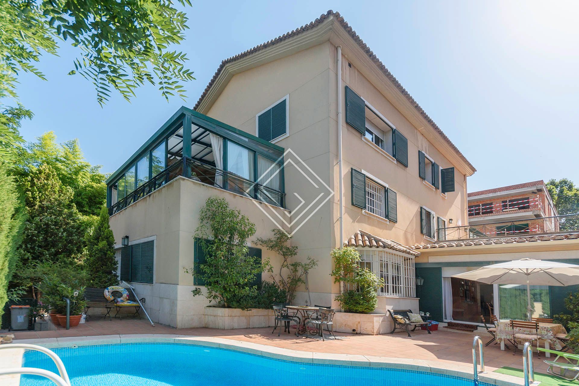 Vista exterior de Casa o xalet en venda en  Madrid Capital amb Aire condicionat, Calefacció i Jardí privat