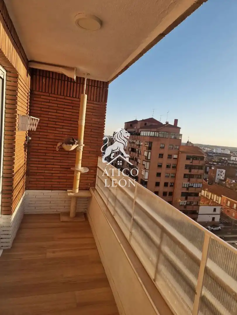 Terrassa de Àtic en venda en León Capital  amb Calefacció, Parquet i Terrassa