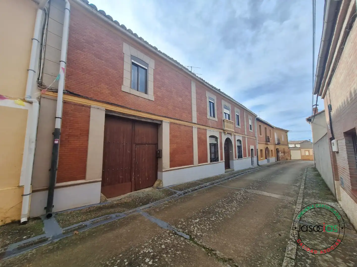 Vista exterior de Casa adosada en venta en Grajal de Campos con Calefacción, Jardín privado y Balcón