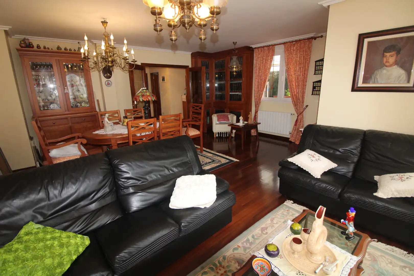 Sala d'estar de Casa o xalet en venda en Santa Cruz de Bezana amb Calefacció, Jardí privat i Terrassa