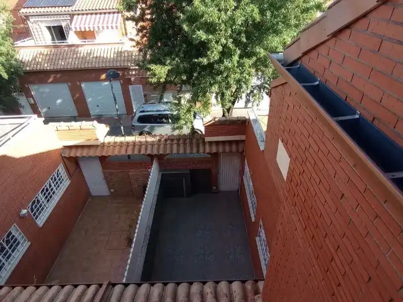 Vista exterior de Casa adosada en venda en Alcalá de Henares amb Aire condicionat i Balcó