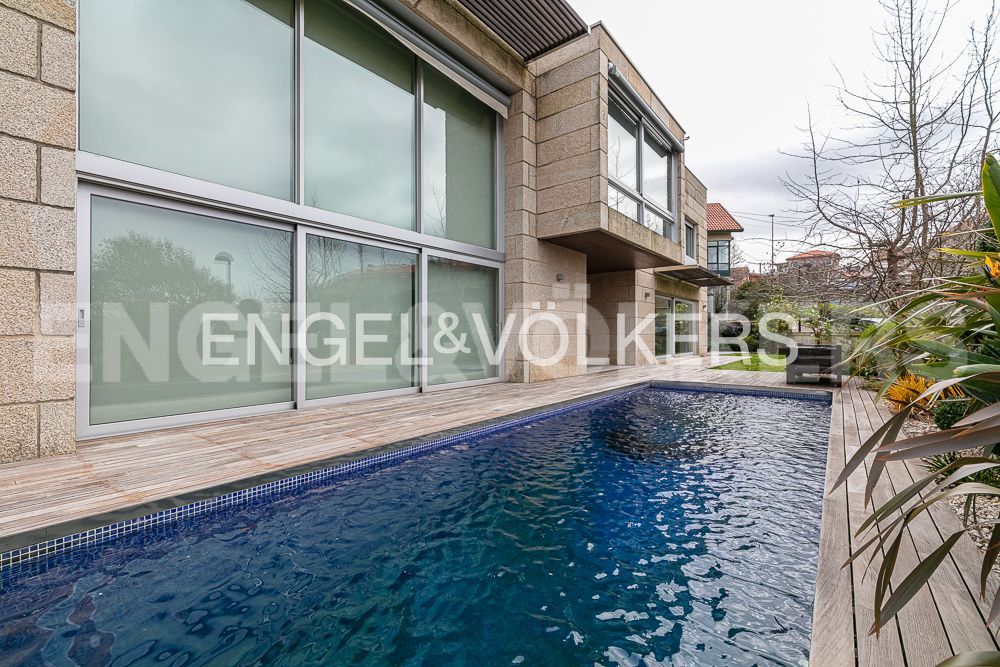 Piscina de Casa o xalet en venda en Vigo  amb Calefacció, Jardí privat i Terrassa