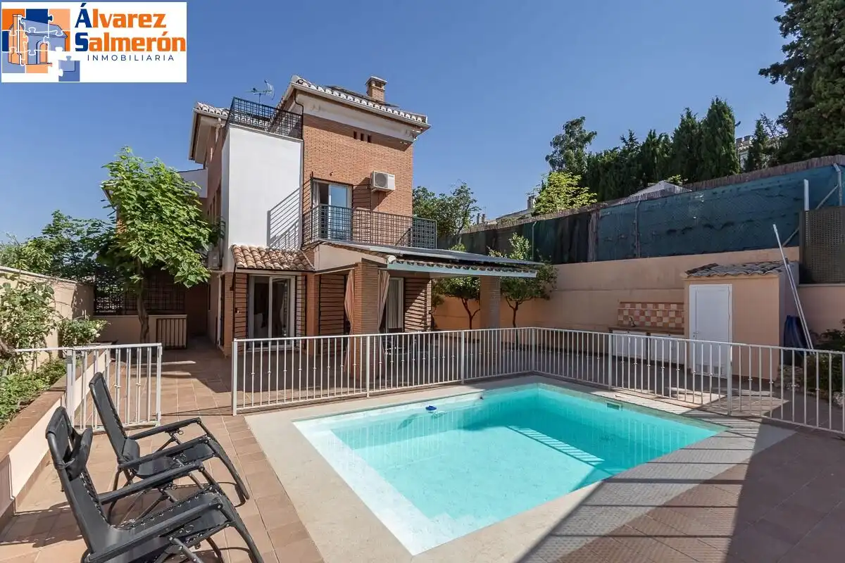 Vista exterior de Casa o chalet en venta en Huétor Vega con Terraza, Piscina y Balcón