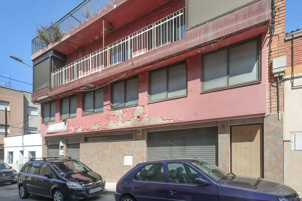 Außenansicht von Gebäude zum Verkauf in Sabadell