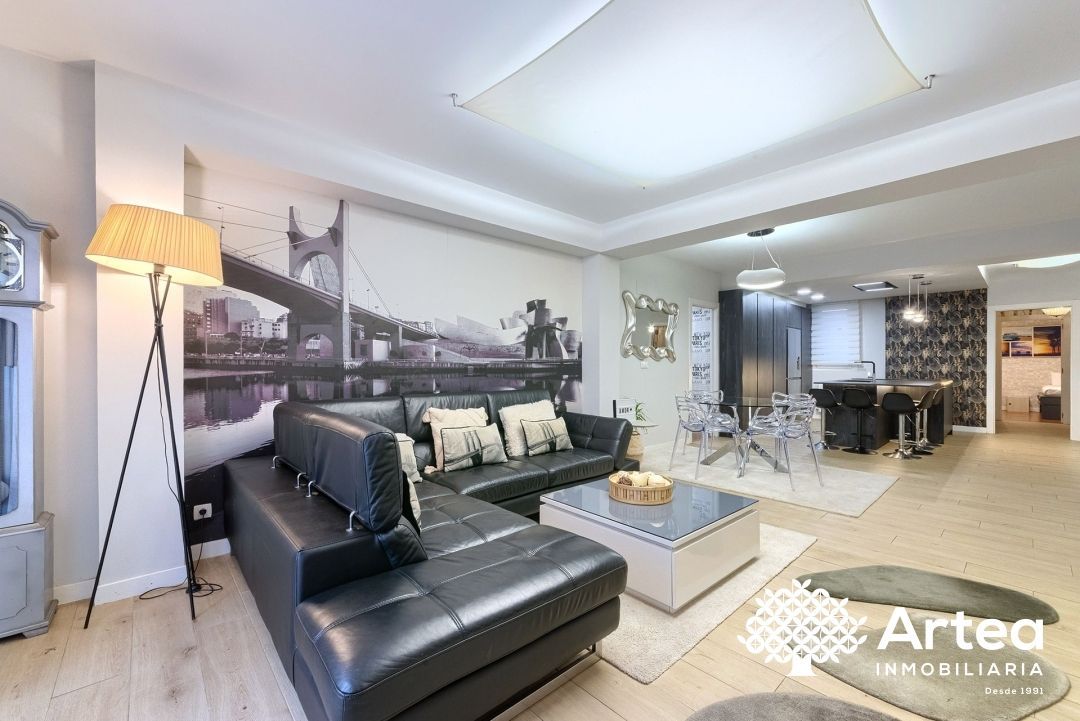 Sala d'estar de Pis en venda en Bilbao  amb Calefacció, Moblat i Balcó